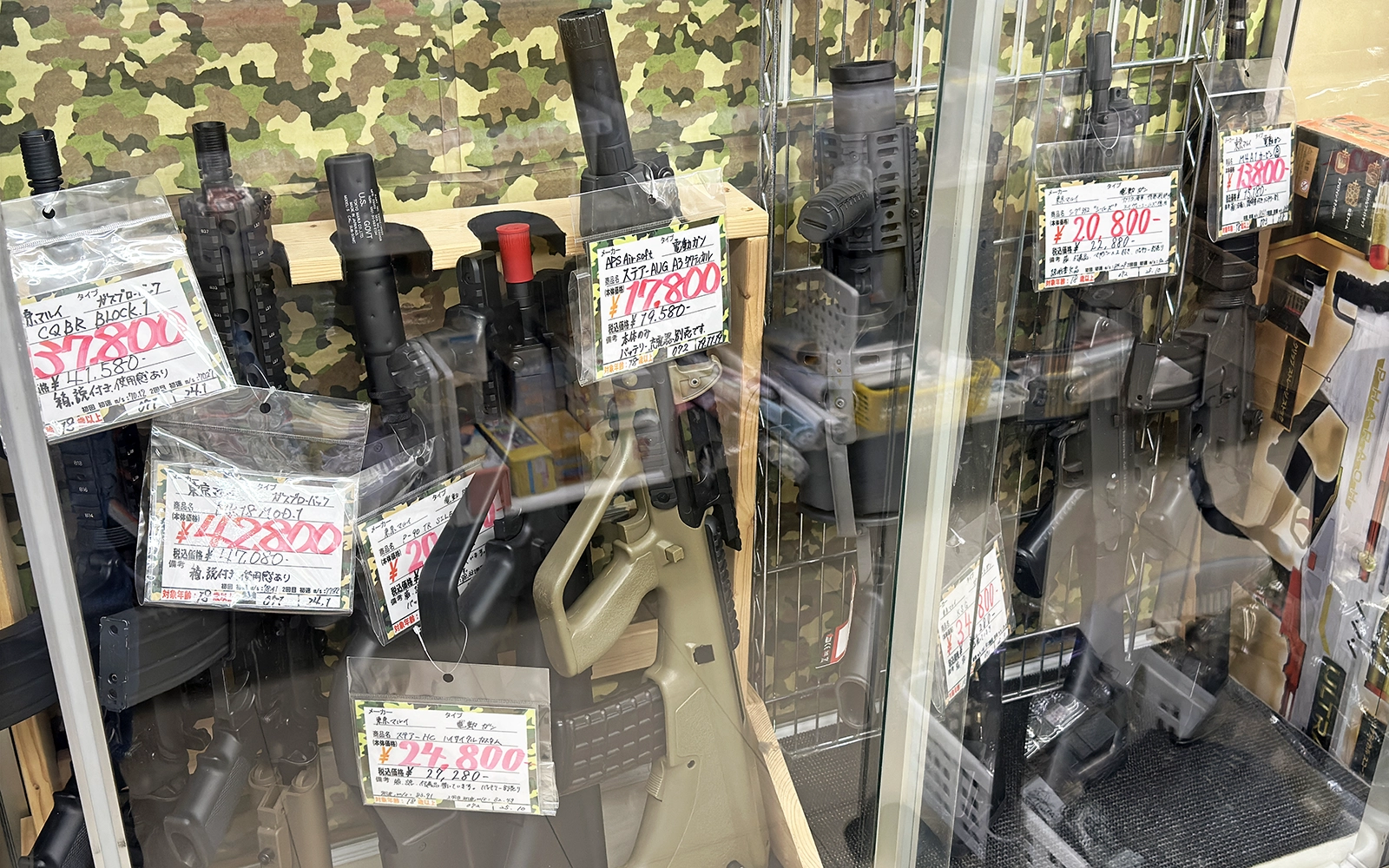 電動ガン・ガスブローバックの長物コーナー。在庫は日々入れ替え