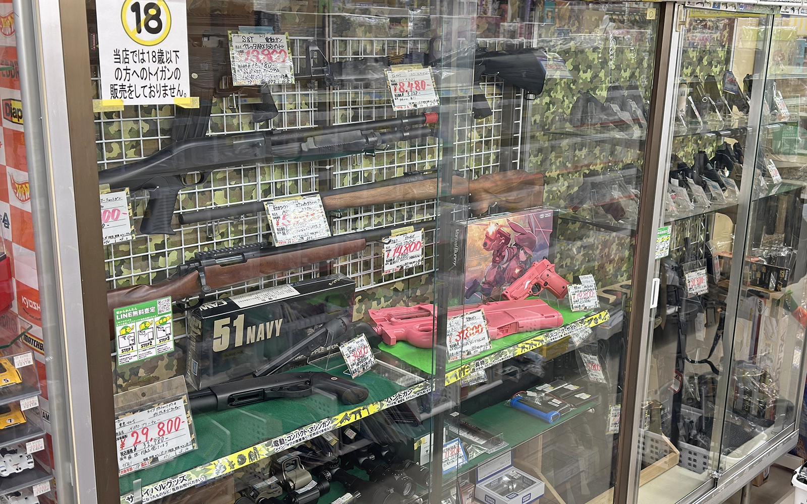ショーケース内のトイガン長物コーナー。各商品に初速・状態POPを掲示