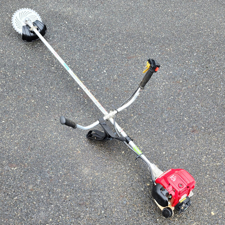 ホンダ 草刈機 UMK425HU、軽量で扱いやすい4ストロークエンジン搭載モデル。家庭の庭手入れや農作業に最適で整備済み。リサイクルCube倉敷水江店での買取実績があります。