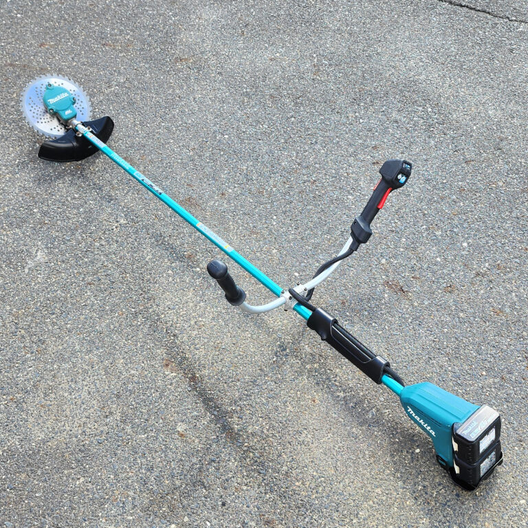 高出力ブラシレスモーター搭載の18V×2本駆動草刈機、太い雑草や斜面もスムーズに刈れるプロ仕様モデルです。リサイクルCube倉敷水江店での買取実績があります。