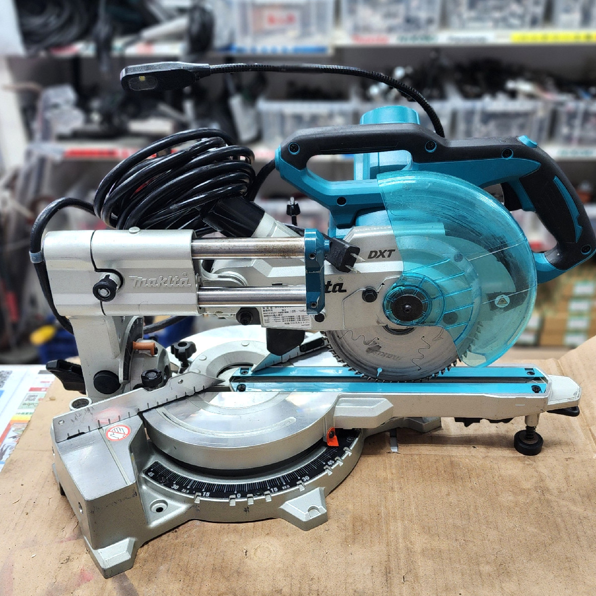 マキタのスライドマルノコ LS0613FL、LEDライト・レーザー搭載で正確な切断が可能な人気モデルです。コンパクトで現場設置も容易。リサイクルCube倉敷水江店での買取実績があります。