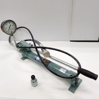 大阪ジャッキ製作所製 手動ポンプ、油圧ジャッキやシリンダー操作に最適なプロ仕様モデルです。高耐久・高精度設計で現場作業にも安心。リサイクルCube倉敷水江店での買取実績があります。