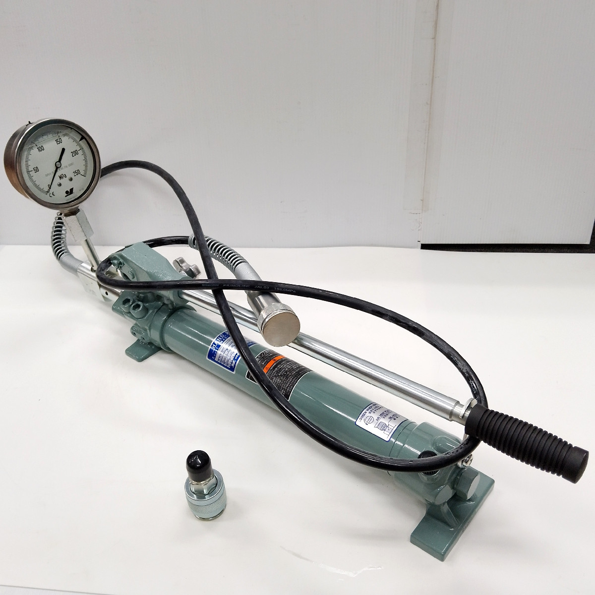 大阪ジャッキ製作所製 手動ポンプ、油圧ジャッキやシリンダー操作に最適なプロ仕様モデルです。高耐久・高精度設計で現場作業にも安心。リサイクルCube倉敷水江店での買取実績があります。