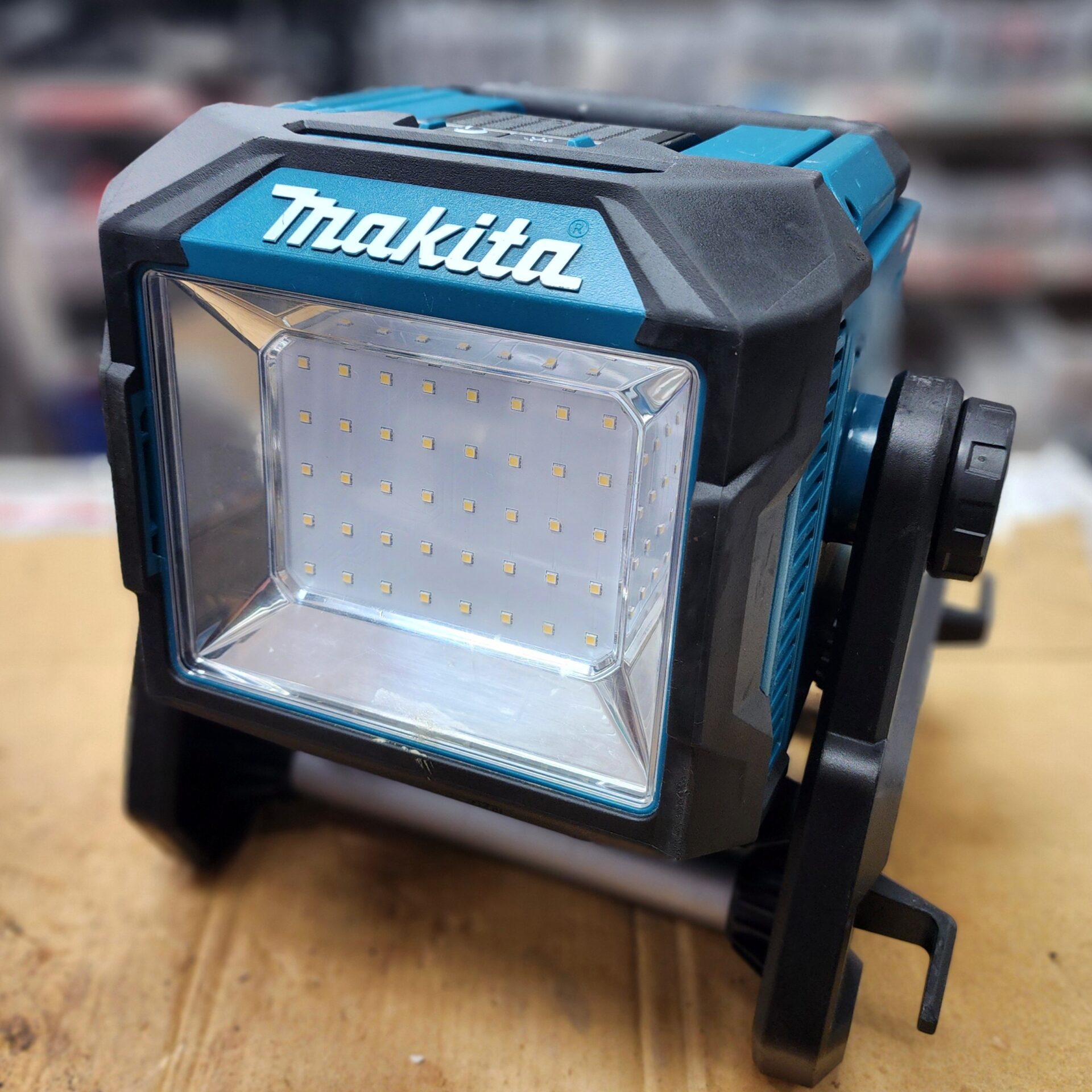 マキタ 40Vmax 充電式スタンドライト ML004G